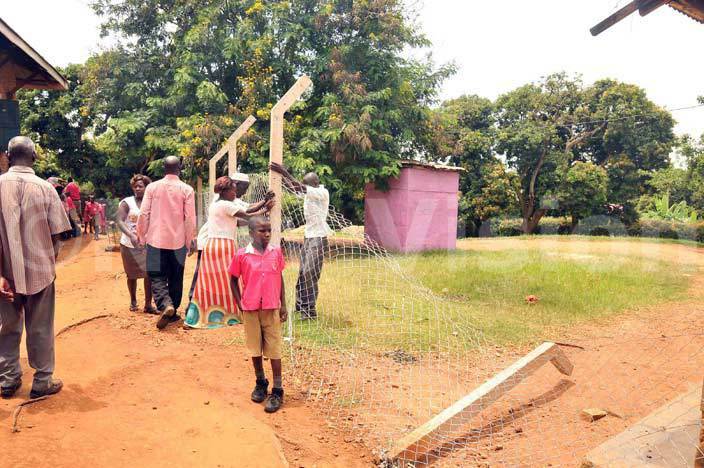  ukono ishop entral rimary chool parents destroying the fence which was put up by the church around the school