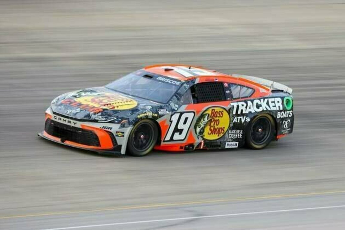 Chase Briscoe edges teammate Denny Hamlin for Pocono victory