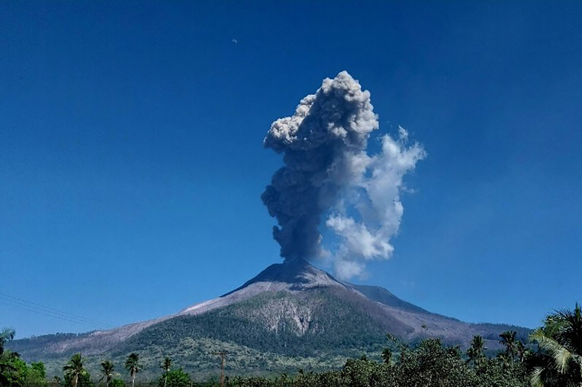 INDONESIA-MOUNT LEWOTOBI LAKI-LAKI-ERUPTION