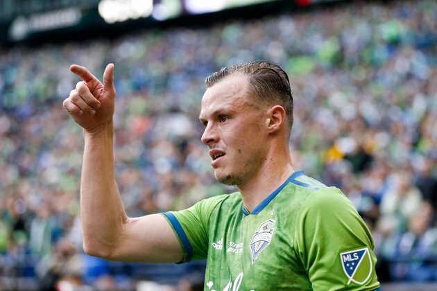 Sounders re-sign D Smith