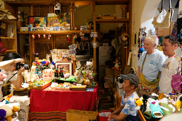 CHINA-SICHUAN-CHENGDU-HANDICRAFTS SHOP-BRITISH OCTOGENARIAN-CHARITY (CN)