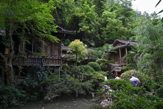 SW China's mountain resorts cash in on heatwave exodus