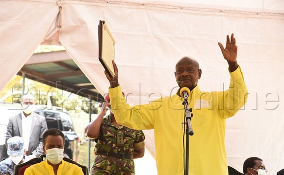 Museveni ng'ayogerako eri abawagizi ba Nrm ku kitebe kyabwe e Kyaddondo Museveni ng'ayogerako eri abawagizi ba Nrm ku kitebe kyabwe e Kyaddondo