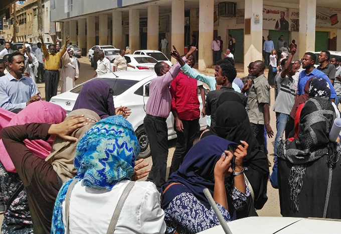 udanese protesters take part in an antigovernment demonstration in hartoum on ebruary 14 2019  hoto