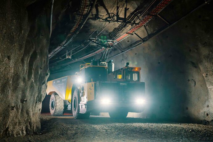 Boliden teste caminhão elétrico que dispensa parada para recarga