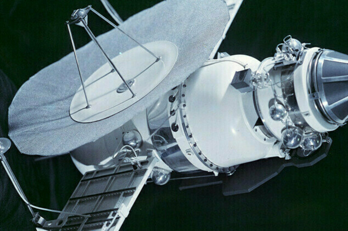 USSR-launched spacecraft falls into Indian Ocean