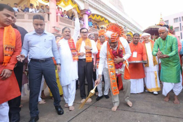 Gujarat CM flags off rath yatra, extends best wishes to people