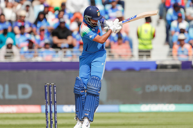 Massive blow for India; Shreyas Iyer sustains injury while taking Carey's catch
