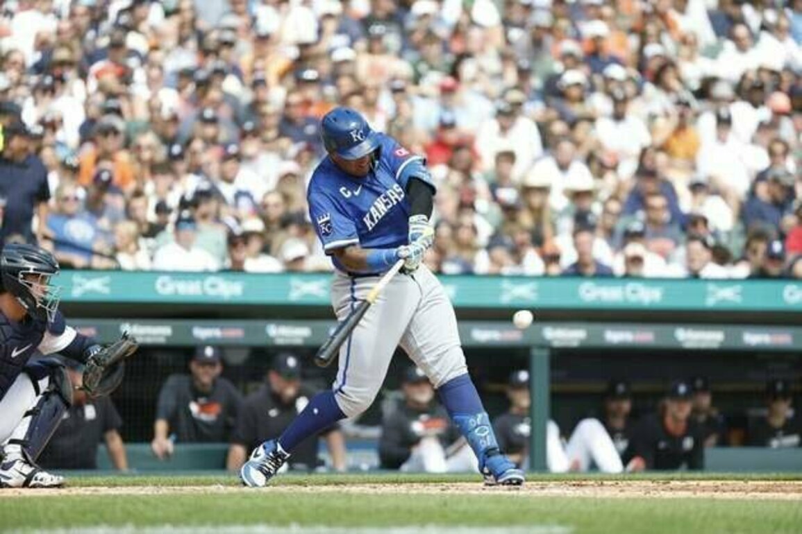 Royals salvage series finale in slugfest with Tigers