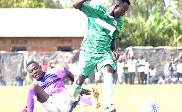 Omuzannyi wa Onduparaka (mu kiragala) ng'asaze owa Wakiso Giants mu gw'omukwano. Omuzannyi wa Onduparaka (mu kiragala) ng'asaze owa Wakiso Giants mu gw'omukwano.