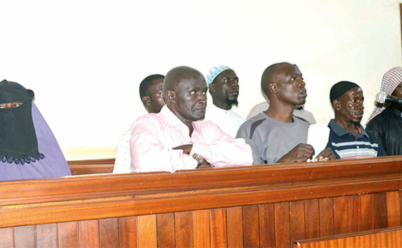 Abali ku musango gw’okutemula eyali omwogezi wa poliisi Andrew Felix Kaweesi nga bali mu kaguli ka kkooti e Nakawa. Abali ku musango gw’okutemula eyali omwogezi wa poliisi Andrew Felix Kaweesi nga bali mu kaguli ka kkooti e Nakawa.