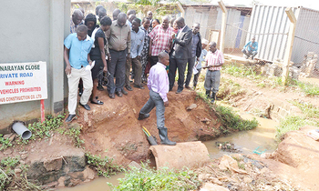Kansala Ddamba (mu ssuuti) n'abakulembeze abalala nga balambula emyala mu Wankulukuku Kansala Ddamba (mu ssuuti) n'abakulembeze abalala nga balambula emyala mu Wankulukuku