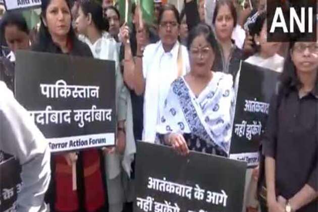 Delhi: protests erupt near Pakistan High Commission condemning Pahalgam terror attack