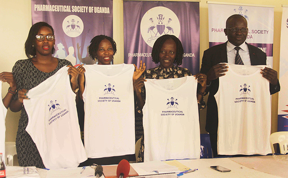 Ruth Nankanja (owookubiri ku ddyo) n'abakungu ba Pharmaceutical Society of Uganda nga balaga emijoozi egigenda okwambalaibwa abaddusi mu kusonda ssente ku Ssande eno Ruth Nankanja (owookubiri ku ddyo) n'abakungu ba Pharmaceutical Society of Uganda nga balaga emijoozi egigenda okwambalaibwa abaddusi mu kusonda ssente ku Ssande eno