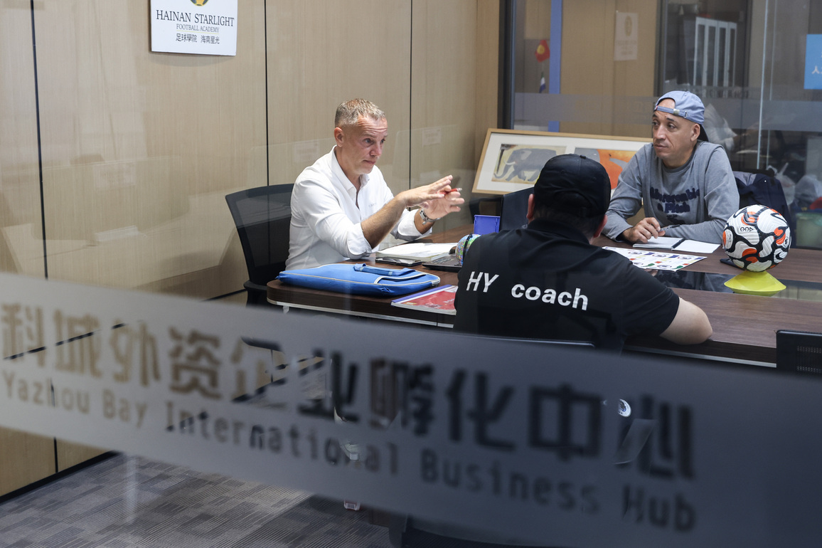 (SP)CHINA-HAINAN-SANYA-FOOTBALL-FRENCH COACH IN SANYA