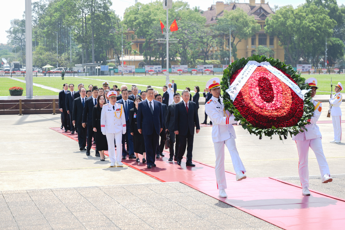 VIETNAM-HANOI-XI JINPING-HO CHI MINH MAUSOLEUM-WREATH LAYING