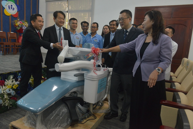 CAMBODIA-PHNOM PENH-CHINA-DENTAL TREATMENT CHAIRS-DONATION