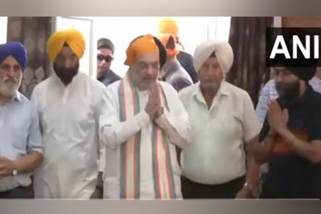 J-K : Union Home Minister Amit Shah visits shelling-hit Singh Sabha Gurudwara, meets affected families in Poonch