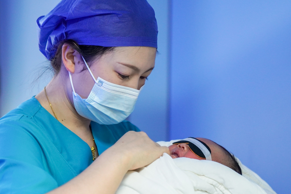 ChineseToday | Neonatal nurses lift up hope for newborns in SW China's Yunnan