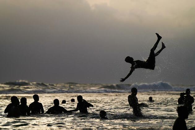Asia Album: Summer life by sea in Sri Lanka