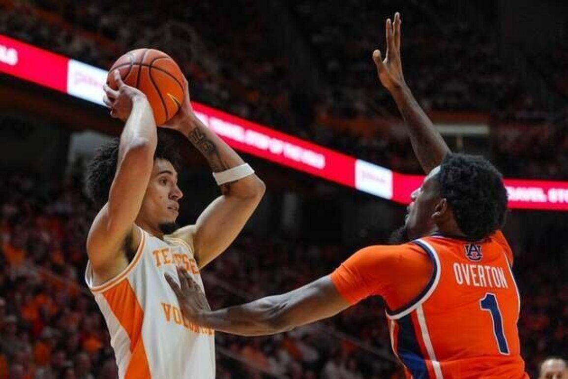 Nate Ament, Tennessee use strong start to hold off Auburn