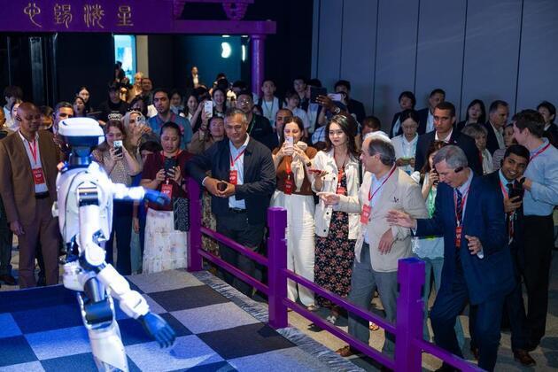 Diplomatic envoys explore high tech vitality in central China's Hubei