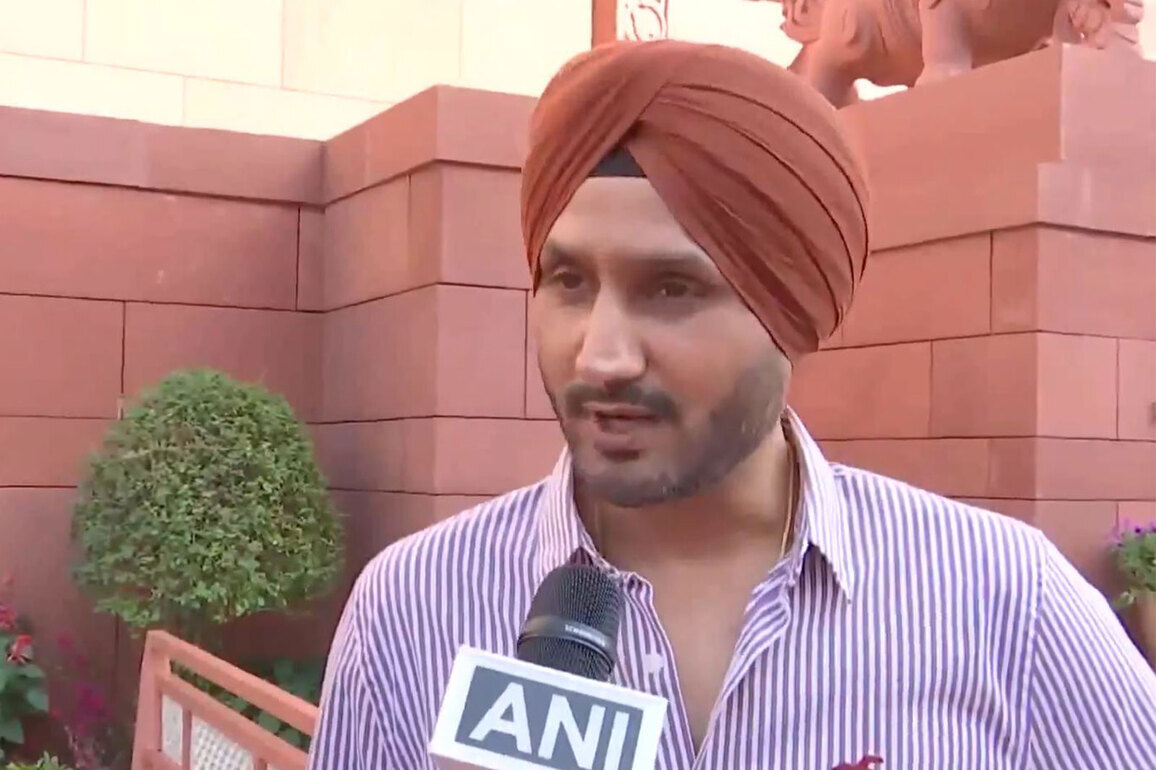 Harbhajan Singh criticises Kirti Azad for questioning Team India's temple visit with T20 World Cup trophy
