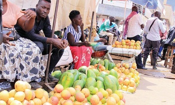 Abasuubuzi nga batunda ebibala. Abasuubuzi nga batunda ebibala.