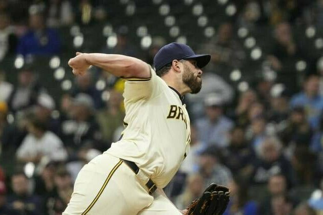 Christian Yelich's 10th-inning slam lifts Brewers over Red Sox