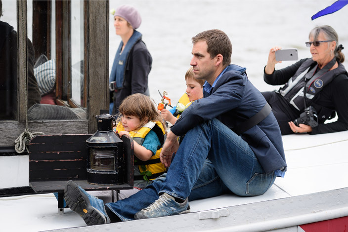 he windower of murdered abour  o ox rendan ox 2 sits with their two children uillin and ejla on a boat during a floating tribute to o that was moored outside the ouses of arliament in ondon on 22 une 2016 the day that would have been o oxs 42nd birthday     