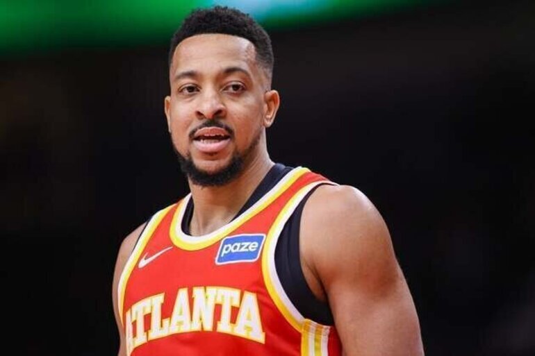 Hawks blow past Bucks, extend winning streak to nine