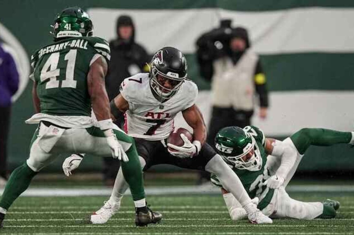 Bijan Robinson shining brightly amid Falcons' gloomy season