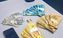 Duas pequenas barras de ouro e dinheiro em espécie foram apreendidos 
