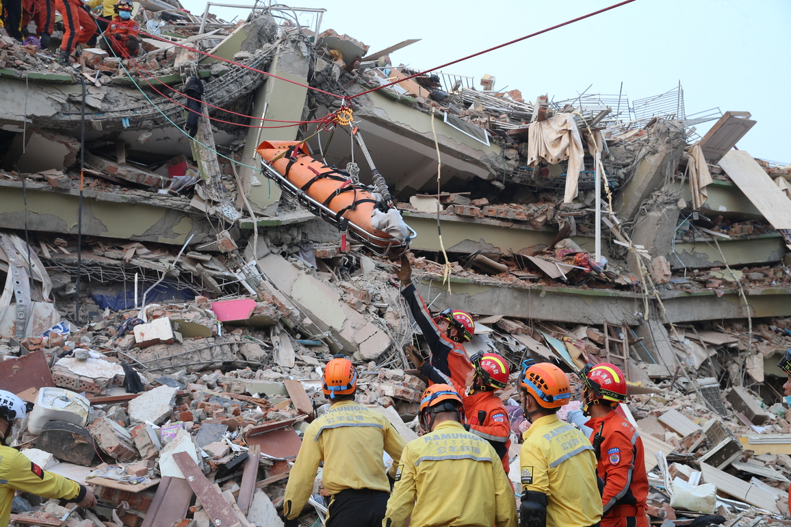 (SpotNews)MYANMAR-MANDALAY-EARTHQUAKE-CHINESE RESCUERS-PREGNANT SURVIVOR