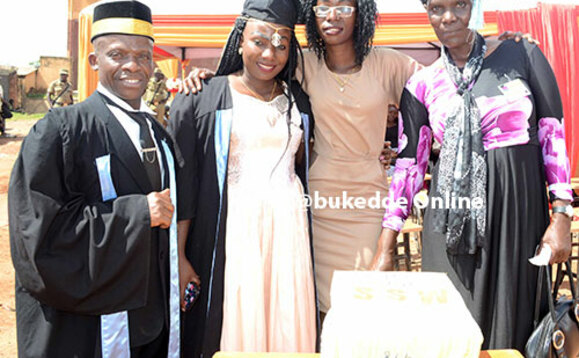 Juice Jussy (ow'okubiri ku kkono) ne banne abatikkiddwa Juice Jussy (ow'okubiri ku kkono) ne banne abatikkiddwa