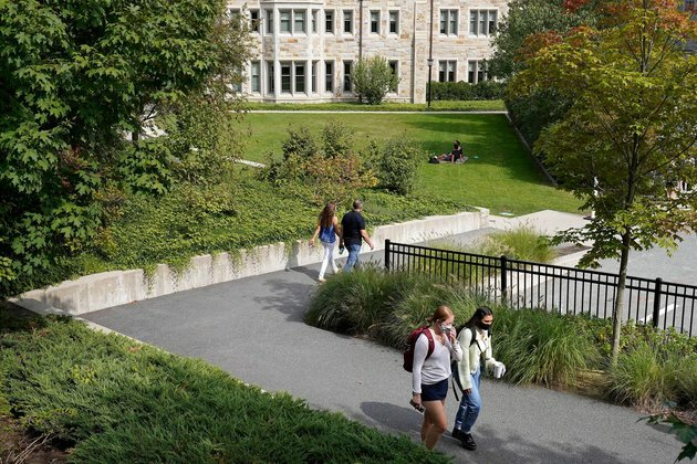 US Colleges Struggle to Salvage Semester Amid Outbreaks