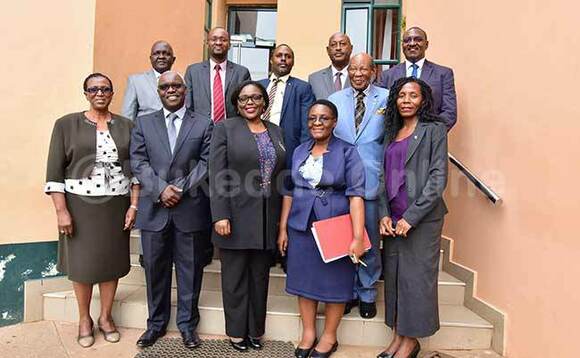 Okuva ku kkono: Kominsona Mary Oduka Achan, Robert Kabushenga akulira Vision Group, Omulamuzi Catherine Bamugemereire akulira akakiiko, Barbara Kaija omusunsuzi ow’okuntikko owa New Vision ne Kominsona Rose Nakayi. Abalala kuliko: Bakominsona Robert Ssebunnya, Fredrick Ruhindi, George Bagonza, munnamateeka w’akakiiko Ebert Byenkya ne Daniel Rutiba omumyuka w’Omuwandiisi w’akakiiko. Okuva ku kkono: Kominsona Mary Oduka Achan, Robert Kabushenga akulira Vision Group, Omulamuzi Catherine Bamugemereire akulira akakiiko, Barbara Kaija omusunsuzi ow’okuntikko owa New Vision ne Kominsona Rose Nakayi. Abalala kuliko: Bakominsona Robert Ssebunnya, Fredrick Ruhindi, George Bagonza, munnamateeka w’akakiiko Ebert Byenkya ne Daniel Rutiba omumyuka w’Omuwandiisi w’akakiiko.