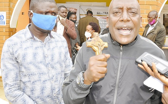Omubaka Ssewungu ng'alaga omusaalaba gwe. Omubaka Ssewungu ng'alaga omusaalaba gwe.