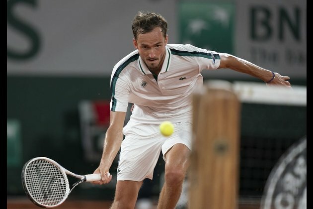 Daniil Medvedev cruises in his opener at French Open