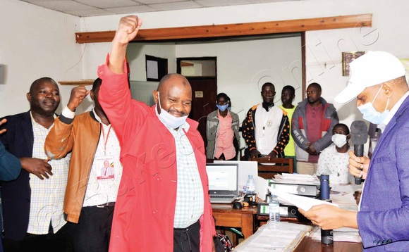 Abdallah Kiwanuka Mulimamayuuni nga bamulangira ku buwanguzi bw’ekifo ky’omubaka wa Mukono North. Abdallah Kiwanuka Mulimamayuuni nga bamulangira ku buwanguzi bw’ekifo ky’omubaka wa Mukono North.