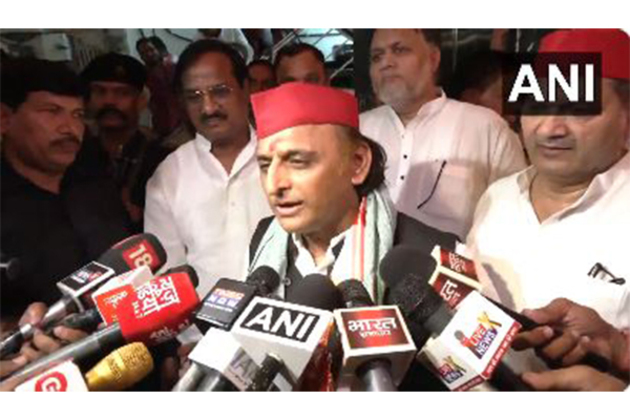 "BJP can do anything through back door": SP chief Akhilesh Yadav supports CM Mamata's NRC allegation