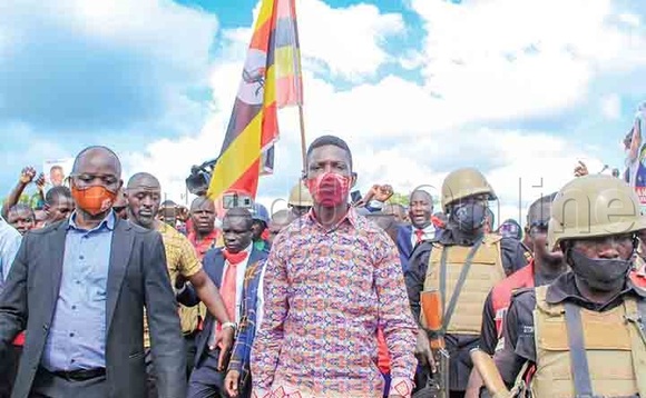 Bobi Wine ( wakati) nga yaakatuuka e Luweero. Bobi Wine ( wakati) nga yaakatuuka e Luweero.