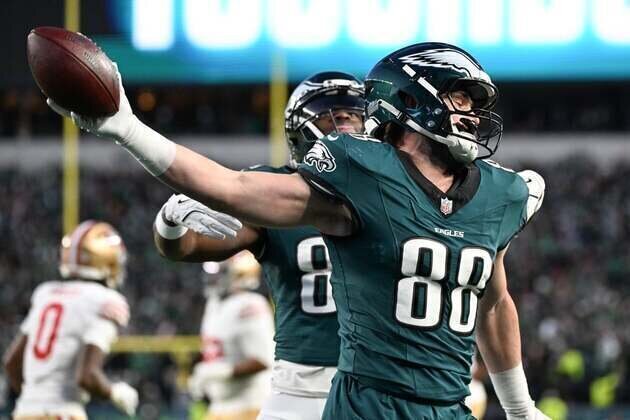 Reports: Eagles bring back TE Dallas Goedert