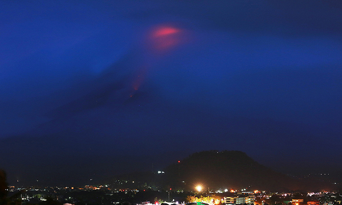 12,000 flee as Philippines warns of volcano eruption 12,000 flee as Philippines warns of volcano eruption