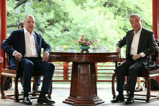 Russian and Chinese top diplomats hold talks