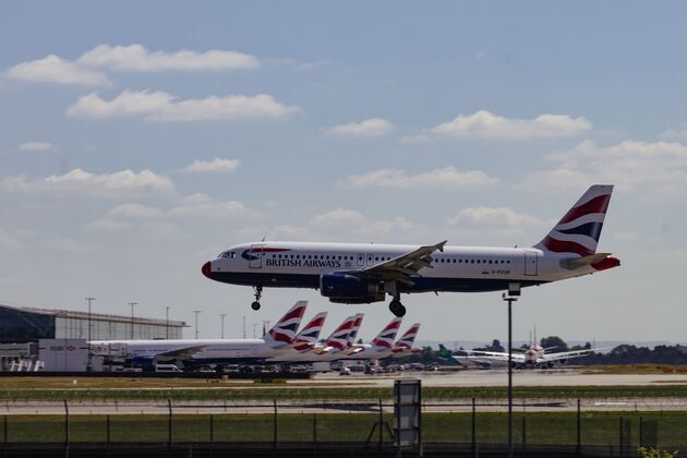 Hundreds of UK flights disrupted by air traffic control problem