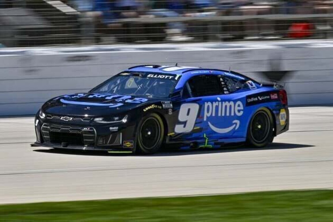 Chase Elliott nips Denny Hamlin in Texas for second win of '26