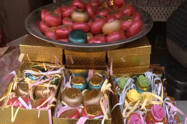Holi fever grips Jaipur markets as artisans bring tradition alive with 'Rajwadi Gulal Gota'