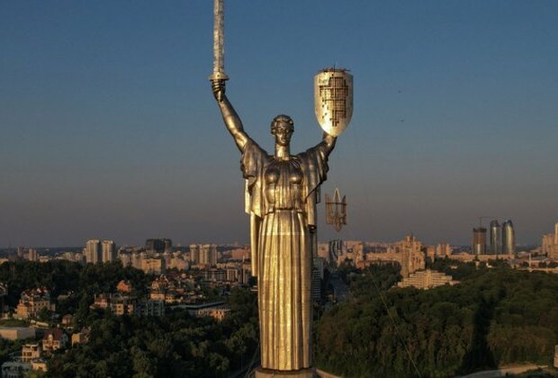 Kyiv takes down Soviet-era signs, replaces hammer-and-sickle symbol with trident coat of arms