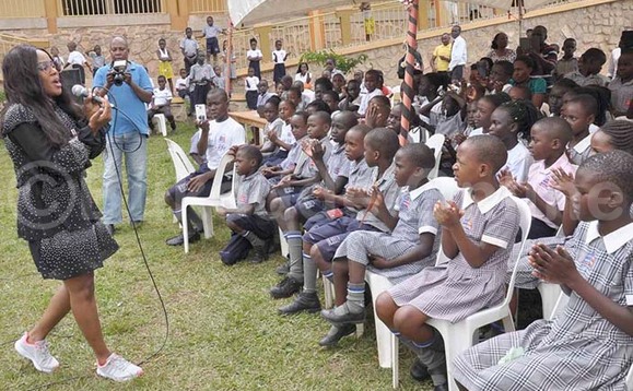 Zanie Brown ng'ayogera eri abayizi ba Mutund Zanie Brown ng'ayogera eri abayizi ba Mutund